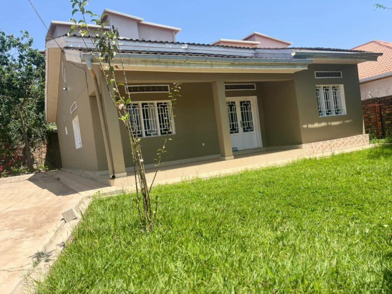Deal 🤝🤝 old house for sale in prime neighbourhood of kibagagaba