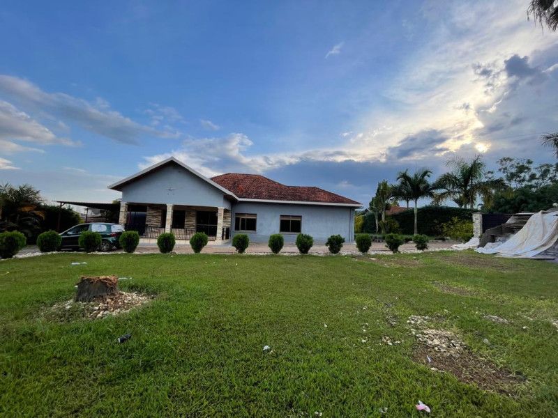 Nice and huge plot house 🏠 for sale in kicukiro niboyi on tarmac road