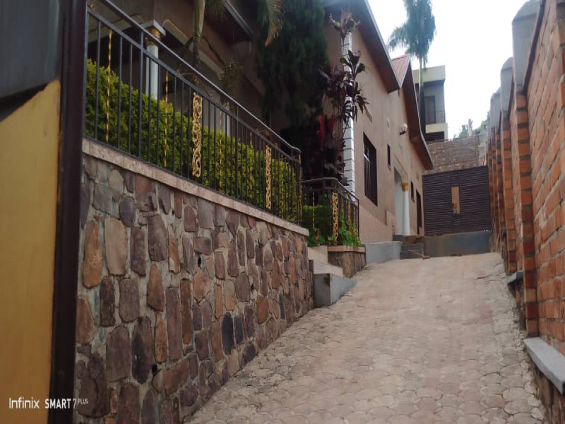 Un furnished house for rent in gacuriro