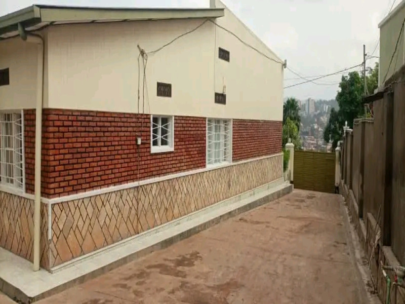 Nice house for sale in kacyiru with large plot