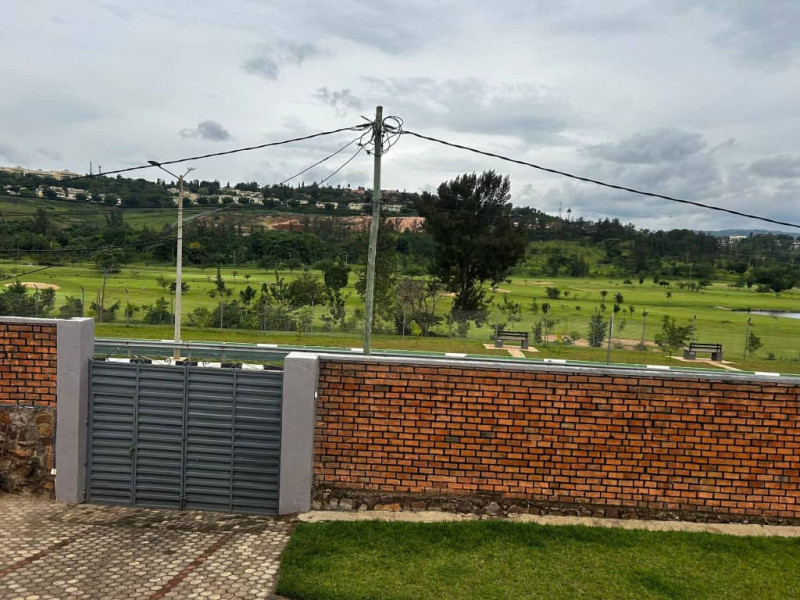 Enjoy nyarutarama hillside view by renting this house on golf course