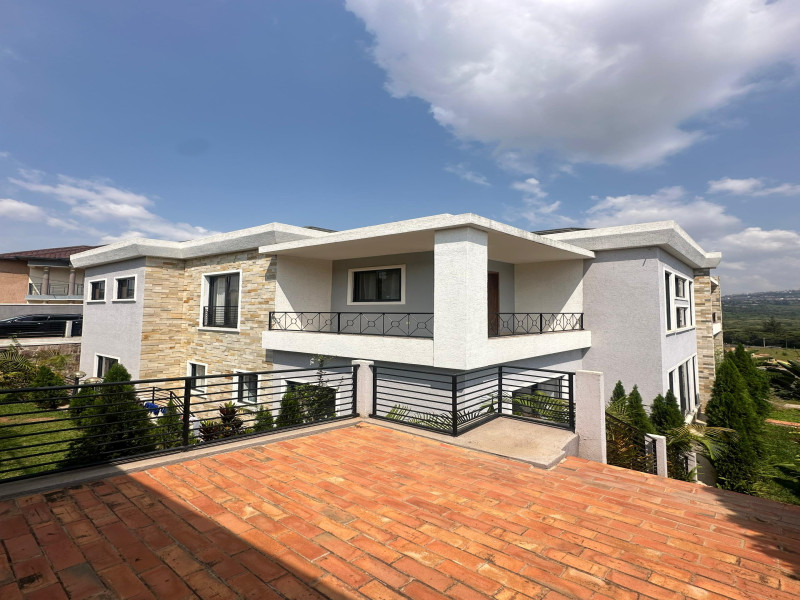 6-Bedrooms house for sale with a big plot