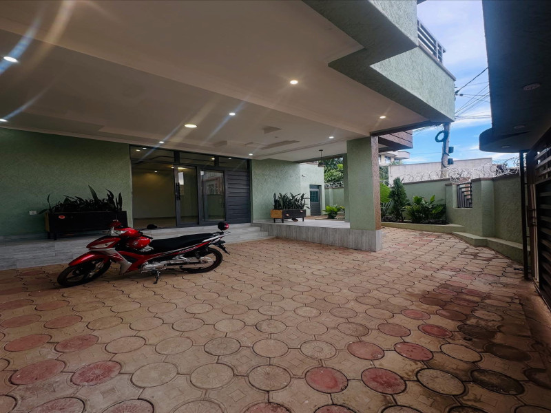 Nice unfurnished house for rent in good neighborhood